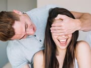 femme sur le point de recevoir un coffret cadeau