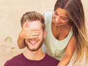 homme à qui on va offrir une box cadeau adrenactive