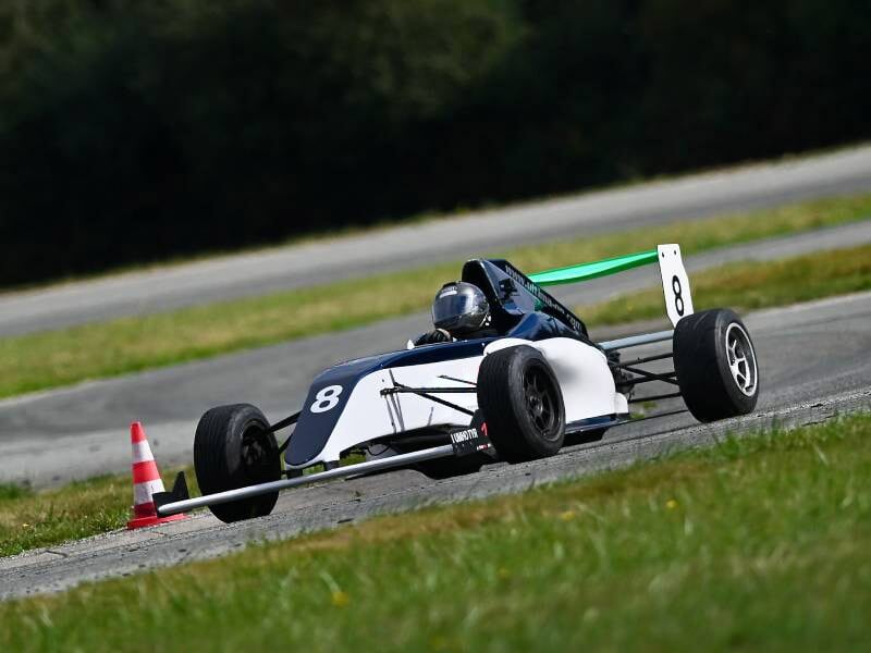 pilotage d'une formule 4 sur circuit