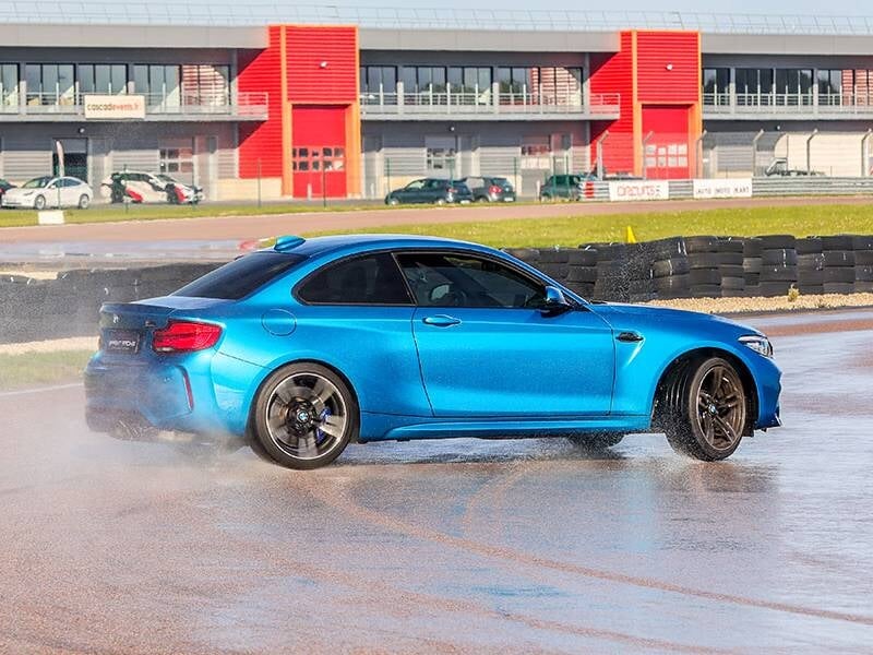 drift en bmw m2 sur le circuit de la ferté-gaucher