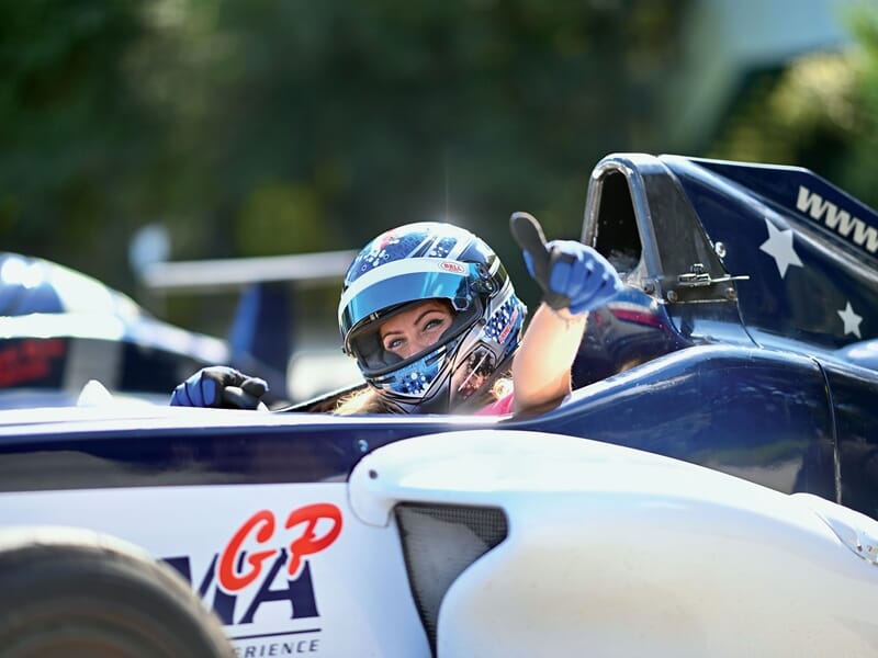 Pilote souriant dans une Formule 4 au circuit de Pont l'Evêque
