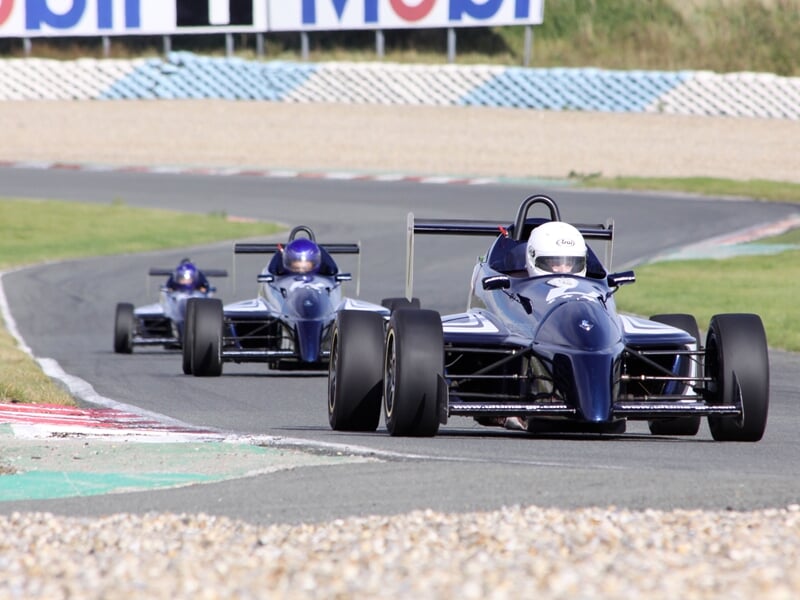 Trois voitures de course Formule Renault au circuit de Pont l'Evêque