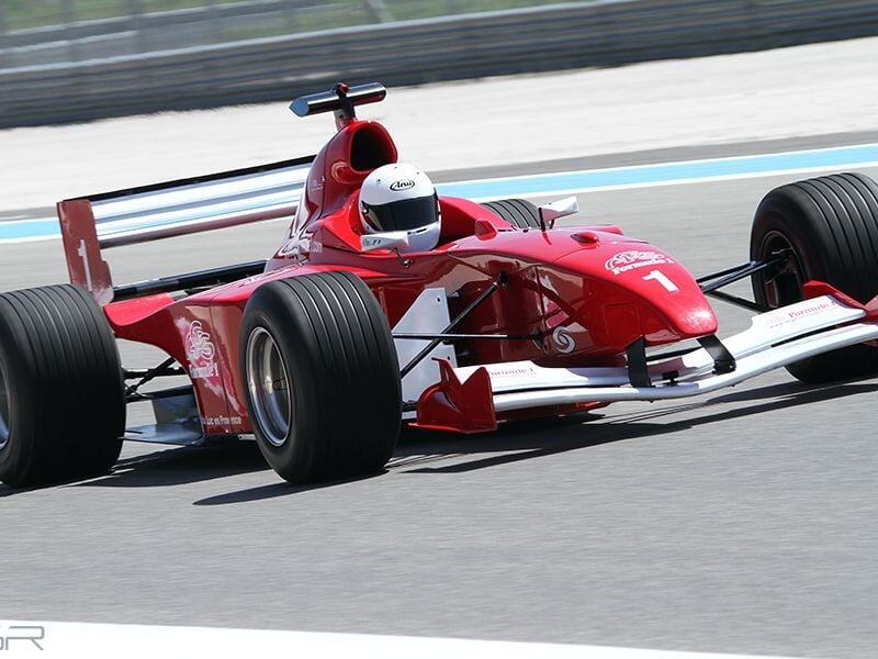 pilotage d'une formule 4 rouge sur circuit