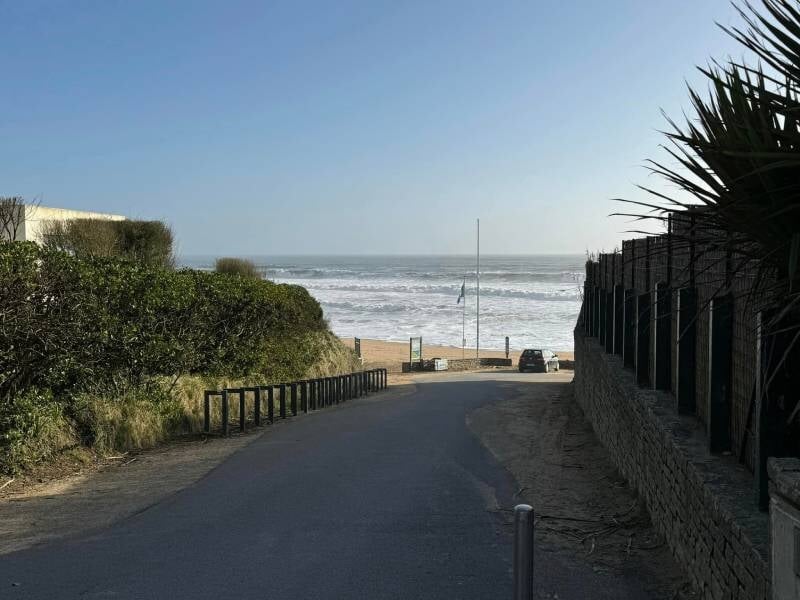 Route au bout de laquelle on aperçoit la plage