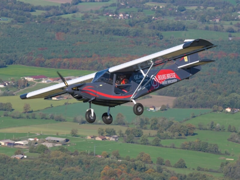 Avion léger noir et rouge, marqué