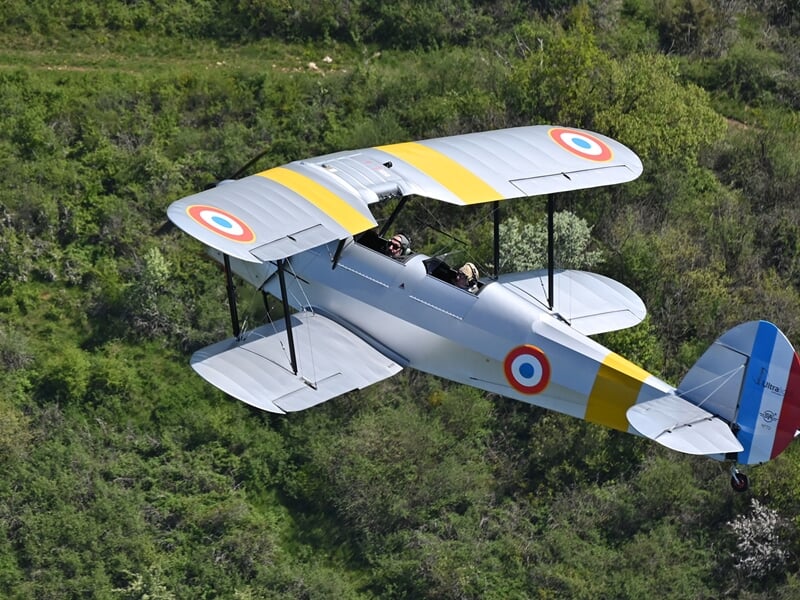 Avion biplan Stampe gris et jaune en vol