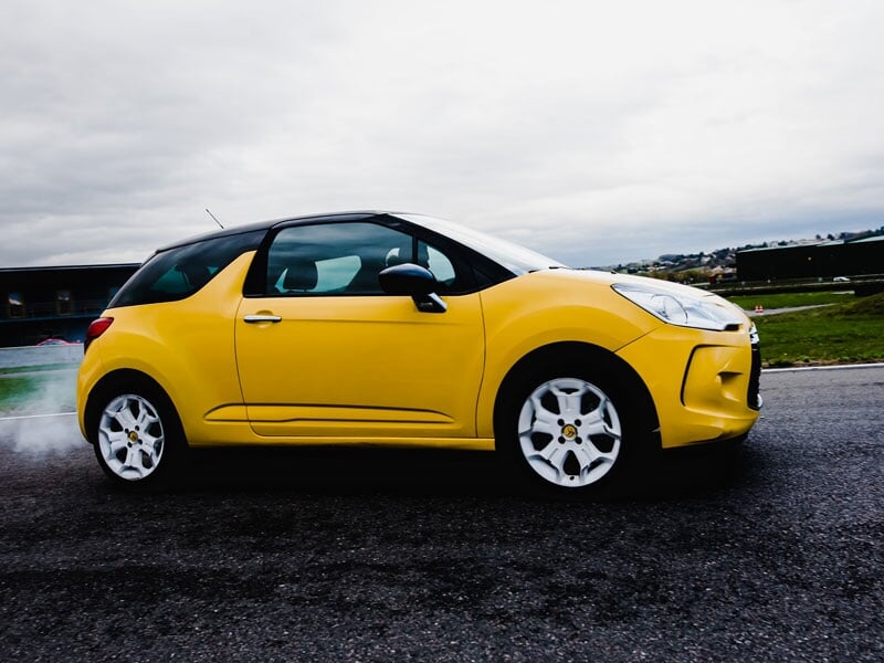 une citroën C3 vue de profil roule sur un circuit automobile