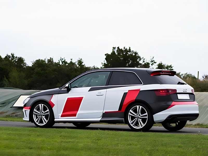 Audi A3 Cup avec motifs rouges et noirs sur circuit d'asphalte à Andrézieux en Loire