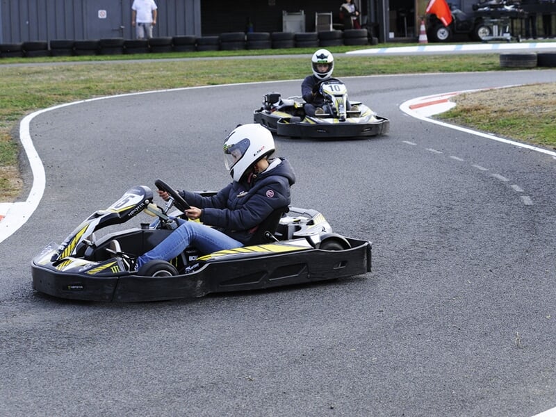 un pilote de karting en plein virage