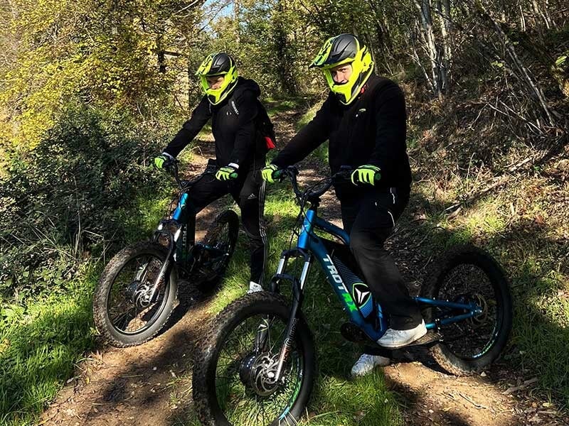 deux pilotes sur des trottinettes tout-terrain en forêt