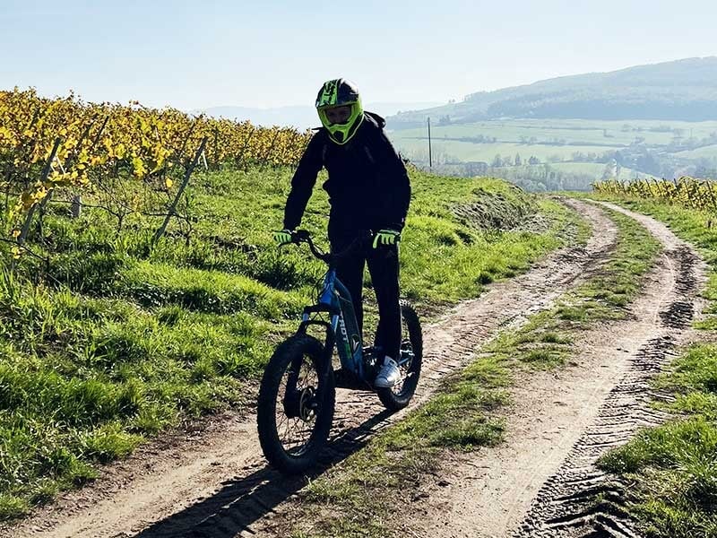 visiter les vignes rhodaniennes au guidon d'une trottinette électrique tout-terrain