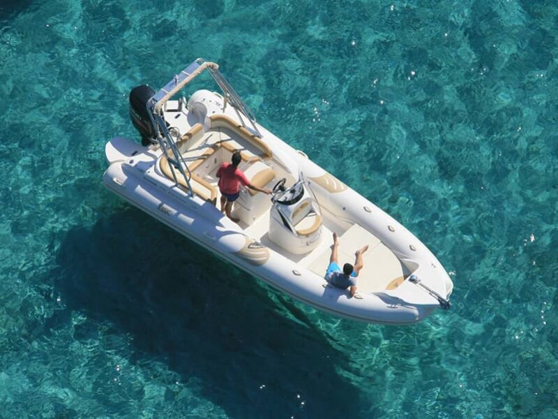 Bateau vu du ciel sur l'océan