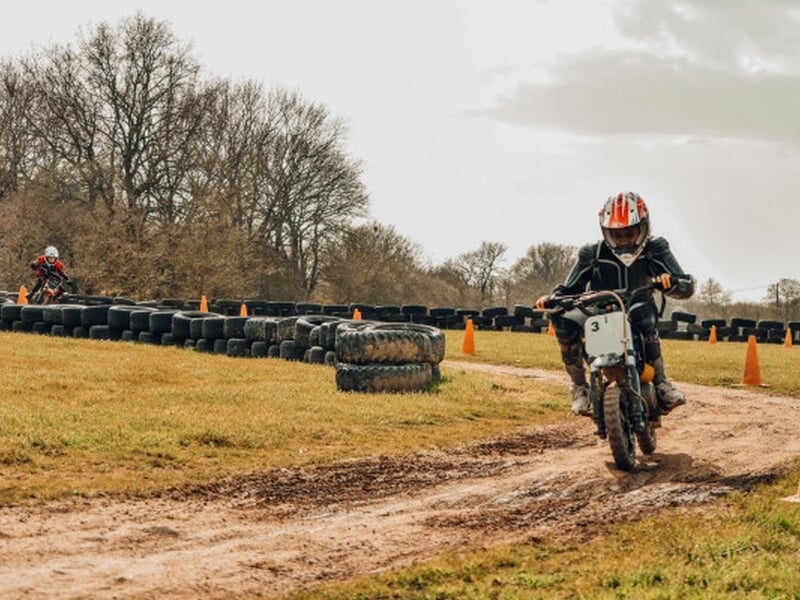 Adolescent pratiquant la mini moto sur terrain dédié