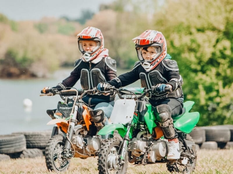 Duo d'enfants pratiquant la mini-moto