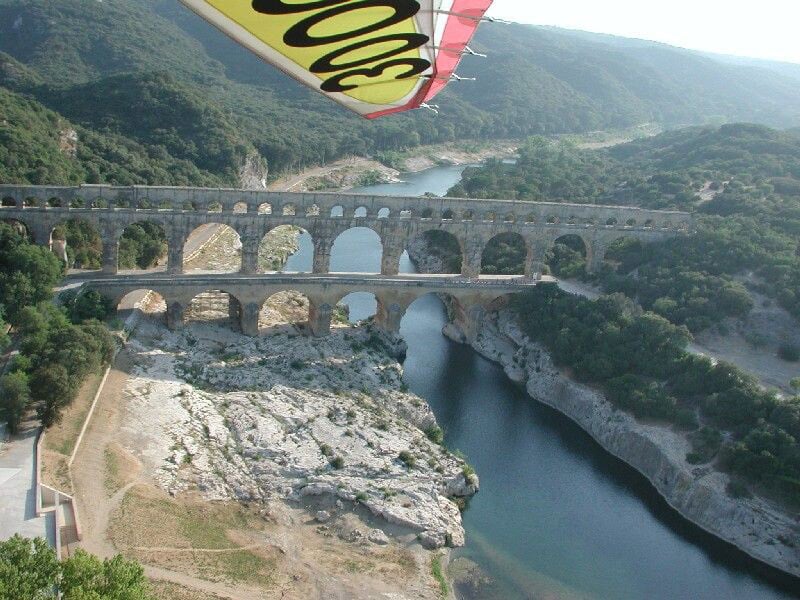 le pont du gars vu depuis un avion en vol