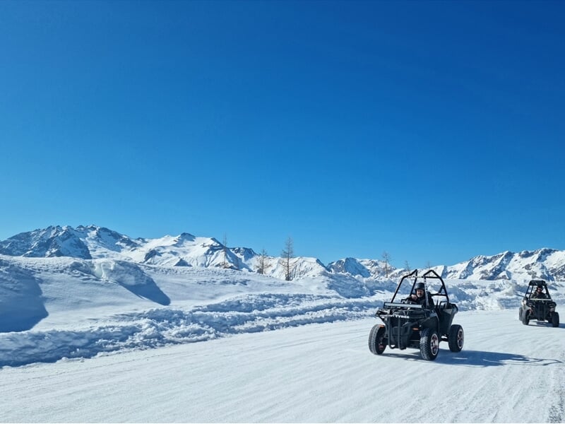 Deux personnes en buggy sur circuit glace