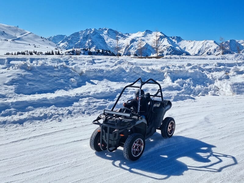 personne conduisant un buggy sur glace