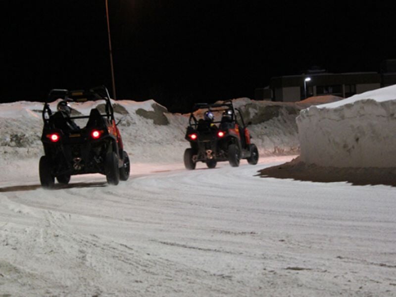 eux buggy sur glace durant la nuit