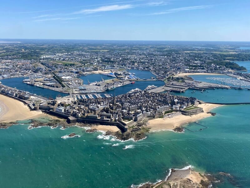 Initiation Pilotage d'Hélicoptère près de Saint-Malo - Aéroport de Dinard