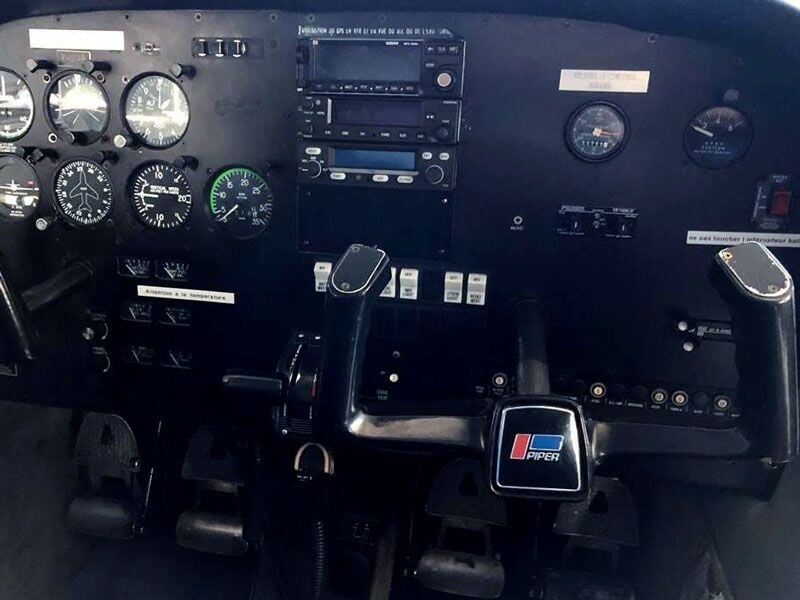 Cockpit d'un avion léger avec instruments de vol et commandes visibles, prêt pour un baptême de l'air.