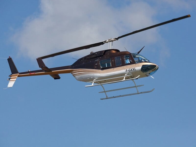 un hélicoptère s'envole dans le ciel de Tours