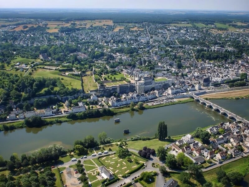 Tours et le fleuve de la Loire depuis le ciel