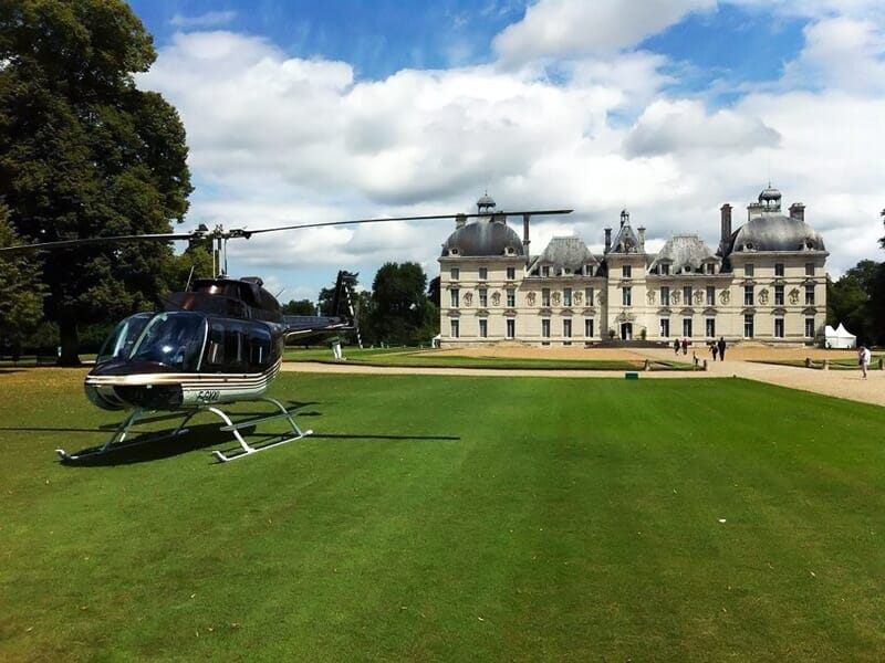 un hélicoptère posé dans la cour extérieure devant le Château de Cheverny