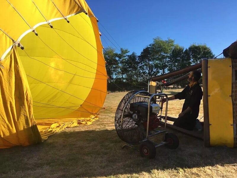 vue de côté d'une montgolfière et de sa nacelle renversée lors du gonflage du ballon