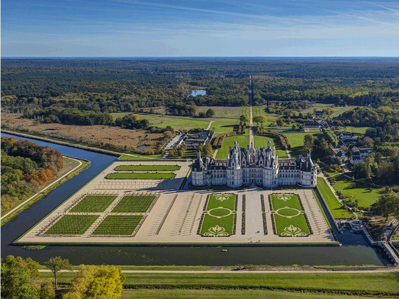 Vue d'un hélicoptère sur un château de la Loire pendant un baptême de l'air