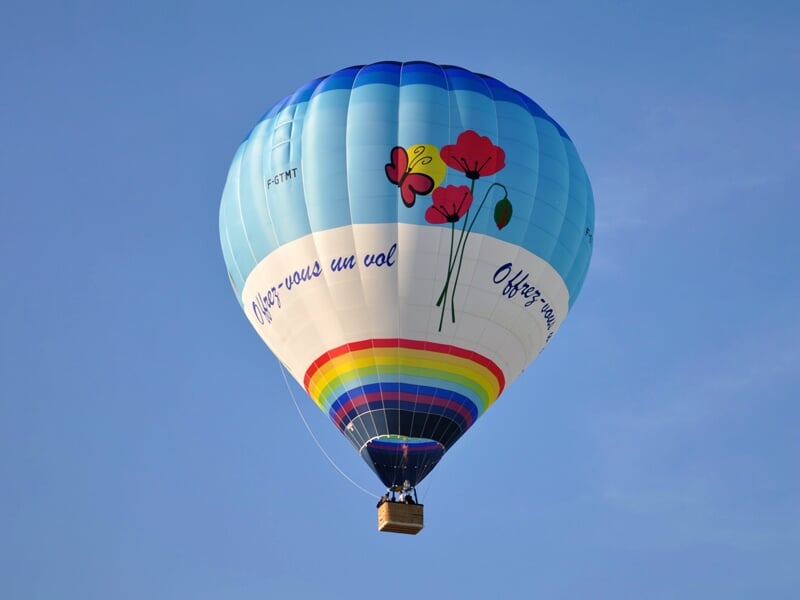 une montgolfière multicolore dans un ciel bleu dégagé