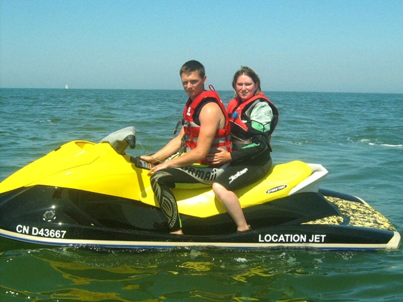 un couple sur un jet-ski lors d'une balade nautique