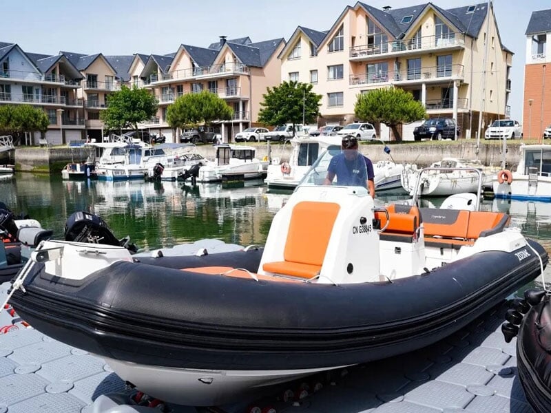 le zodiac amarré au port de Deauville