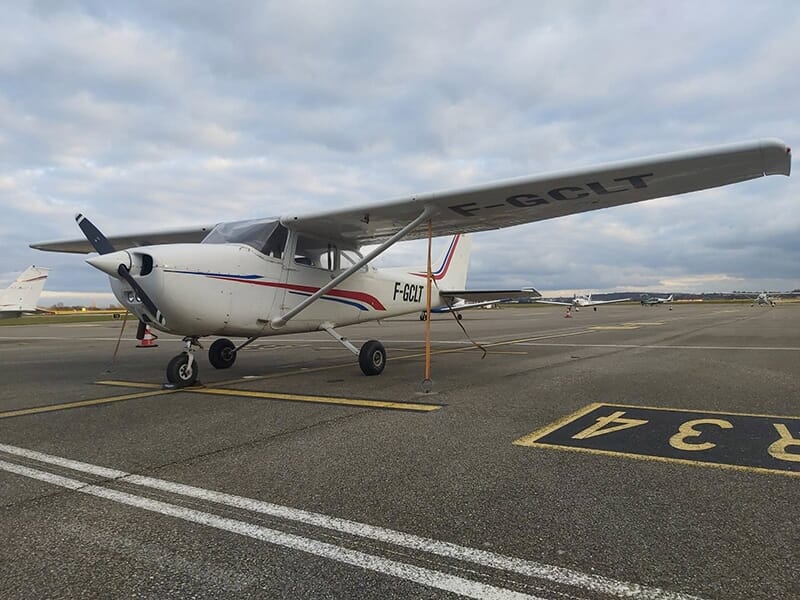 Un avion de tourisme Cessna 172 sur le tarmac d'un aérodrome