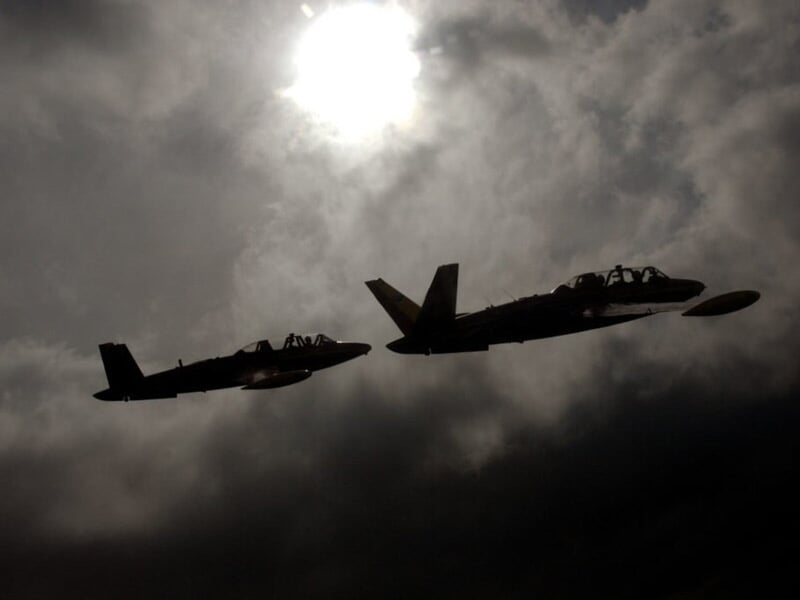 deux avions de chasses volent côte à côte dans les nuages