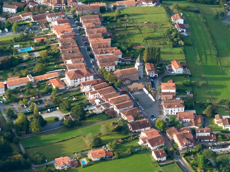 Survoler les beaux villages du Pays basque français