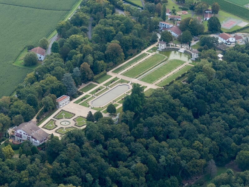 Les jardins du Musée d'Edmond Rostand depuis le ciel
