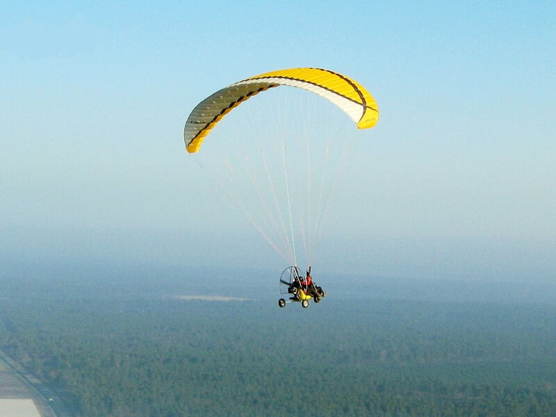 Un ULM paramoteur dans le ciel des Pyrénées-Atlantiques