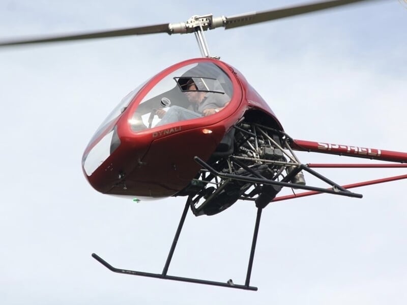 hélicoptère ULM dans les airs