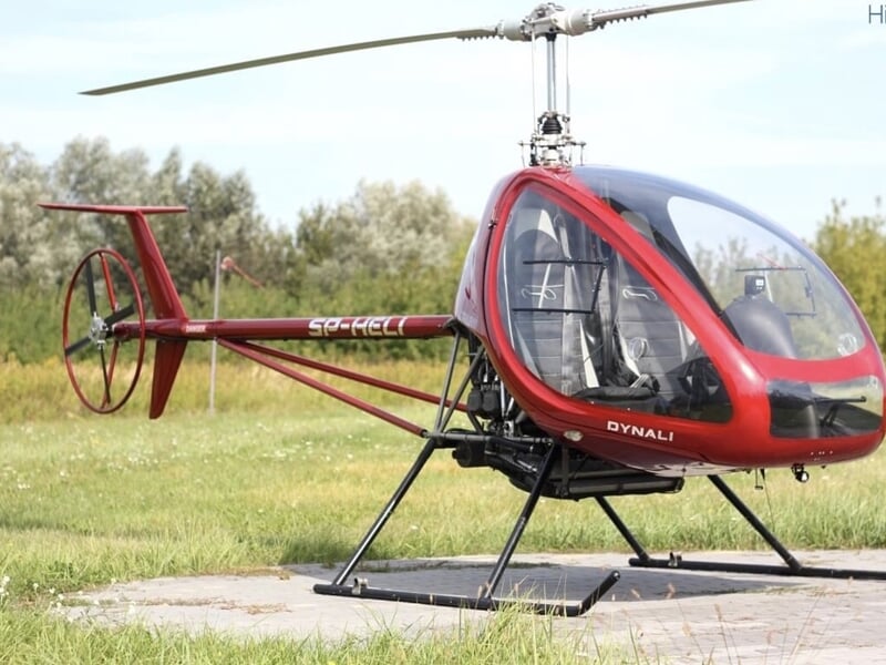hélicoptère ULM posé sur piste au milieu d'un pré