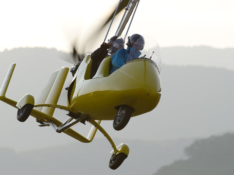 Vol d'un ULM autogire dans les airs