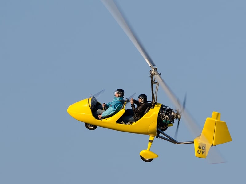 ULM autogire dans les airs avec pilote et passager