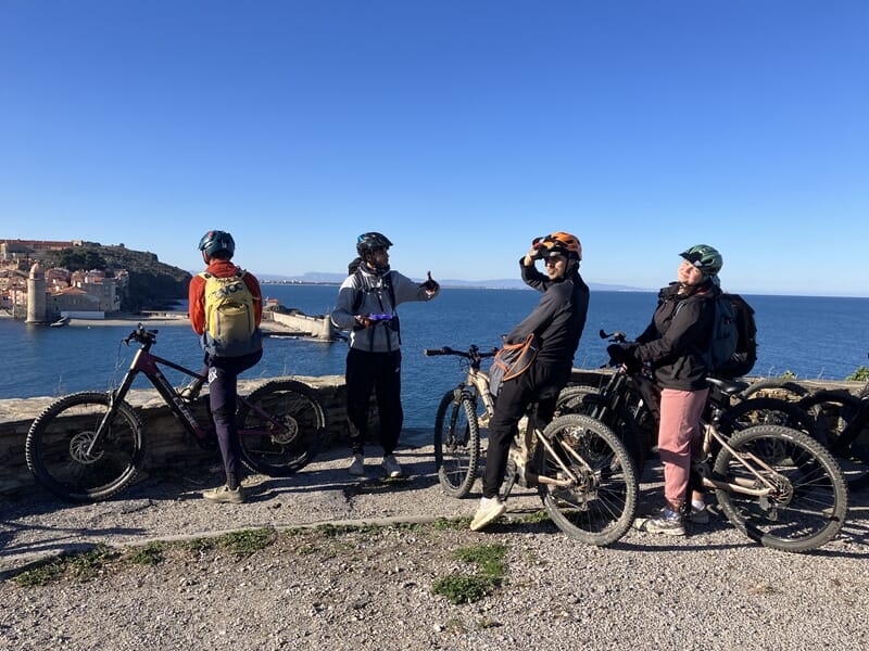 Groupe de personne el vtt électrique profutant de la vue sur la mer