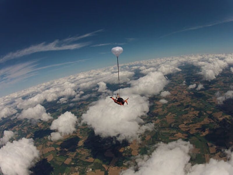 un parachute au-dessus des nuages