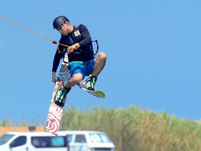 Skieur nautique en train de réaliser une figure acrobatique dans les airs