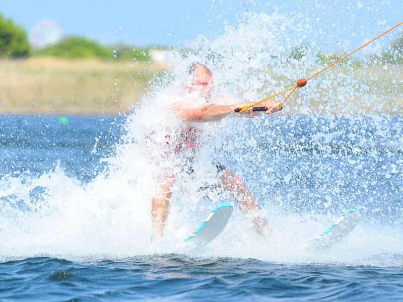 Personne en ski nautique au milieu d'éclaboussures