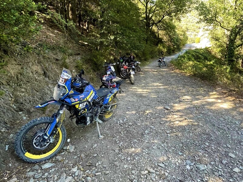 des motos tout-terrain sont garées au bord d'un sentier de randonnée