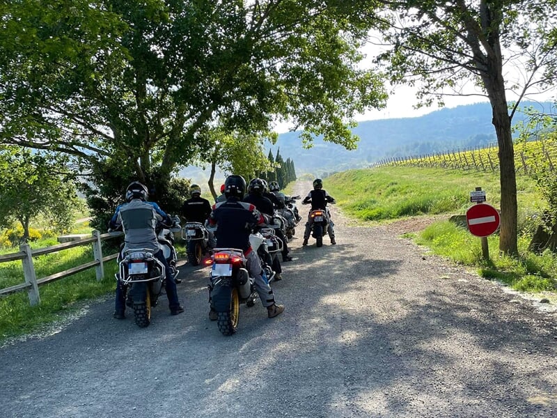 un groupe de motards s'apprête à partir en randonnée à moto