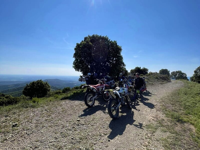 un groupe de motards font une pause devant les paysages audois