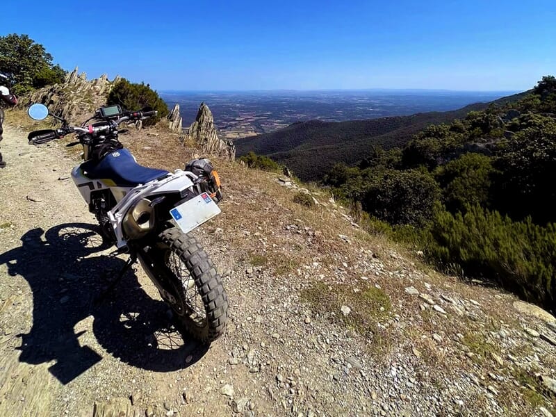 une moto garée au sommet d'une vallée de l'Aude