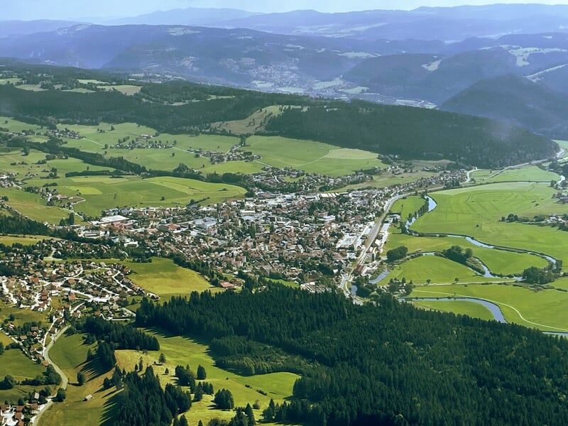 Une photographie aérienne de la vallée de la Loue dans le Doubs